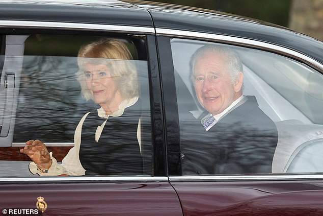 Vua Charles lộ diện sau thông báo mắc ung thư, hé lộ về cuộc gặp gỡ với Hoàng tử Harry sau 9 tháng