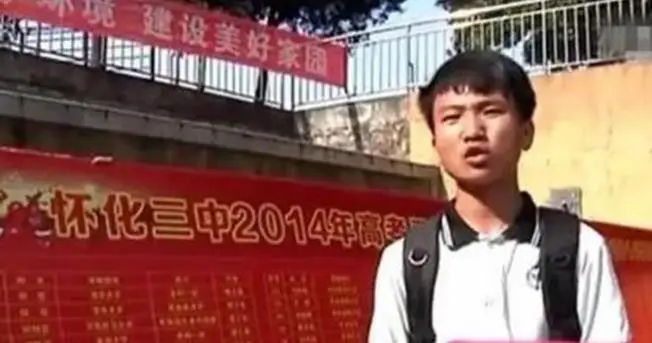 Cha v&aacute;c 200 bao c&aacute;t mỗi ng&agrave;y nu&ocirc;i con đỗ Thanh Hoa, cuộc sống hiện tại của cậu con trai ra sao? - Ảnh 1.