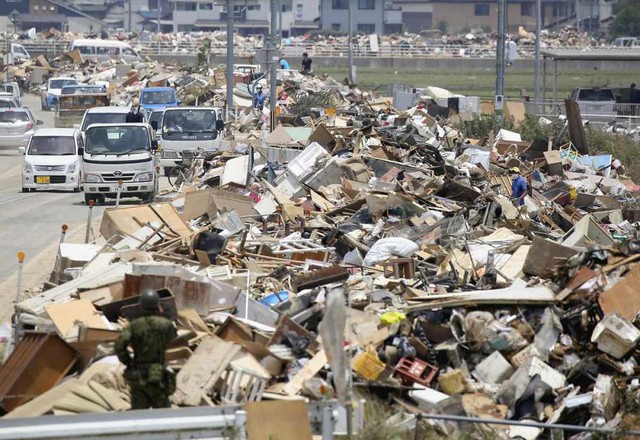 Nhật Bản xử lý lượng rác thải khổng lồ sau động đất - Ảnh 2.