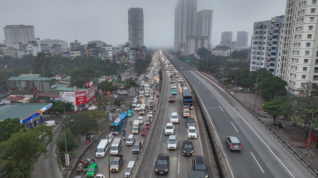 Ôtô xếp hàng dài 2 km để vào cao tốc Pháp Vân - Cầu Giẽ rời Thủ đô - Ảnh 5.