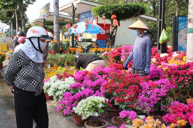 Một năm khó khăn, thương lái ở Bình Dương lo hoa ế đến đêm 30 Tết - Ảnh 5.