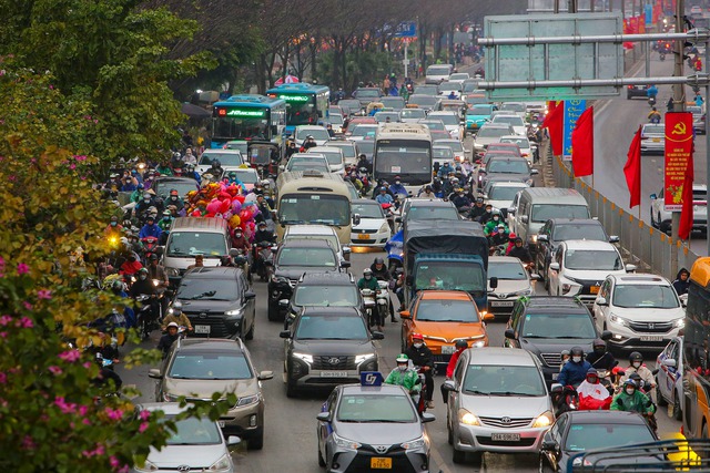 Ôtô xếp hàng dài 2 km để vào cao tốc Pháp Vân - Cầu Giẽ rời Thủ đô - Ảnh 4.