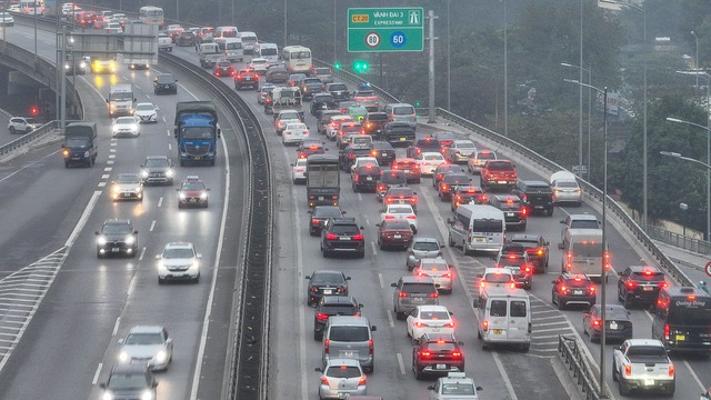 Ôtô xếp hàng dài 2 km để vào cao tốc Pháp Vân - Cầu Giẽ rời Thủ đô - Ảnh 3.