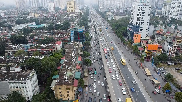 Ôtô xếp hàng dài 2 km để vào cao tốc Pháp Vân - Cầu Giẽ rời Thủ đô - Ảnh 1.