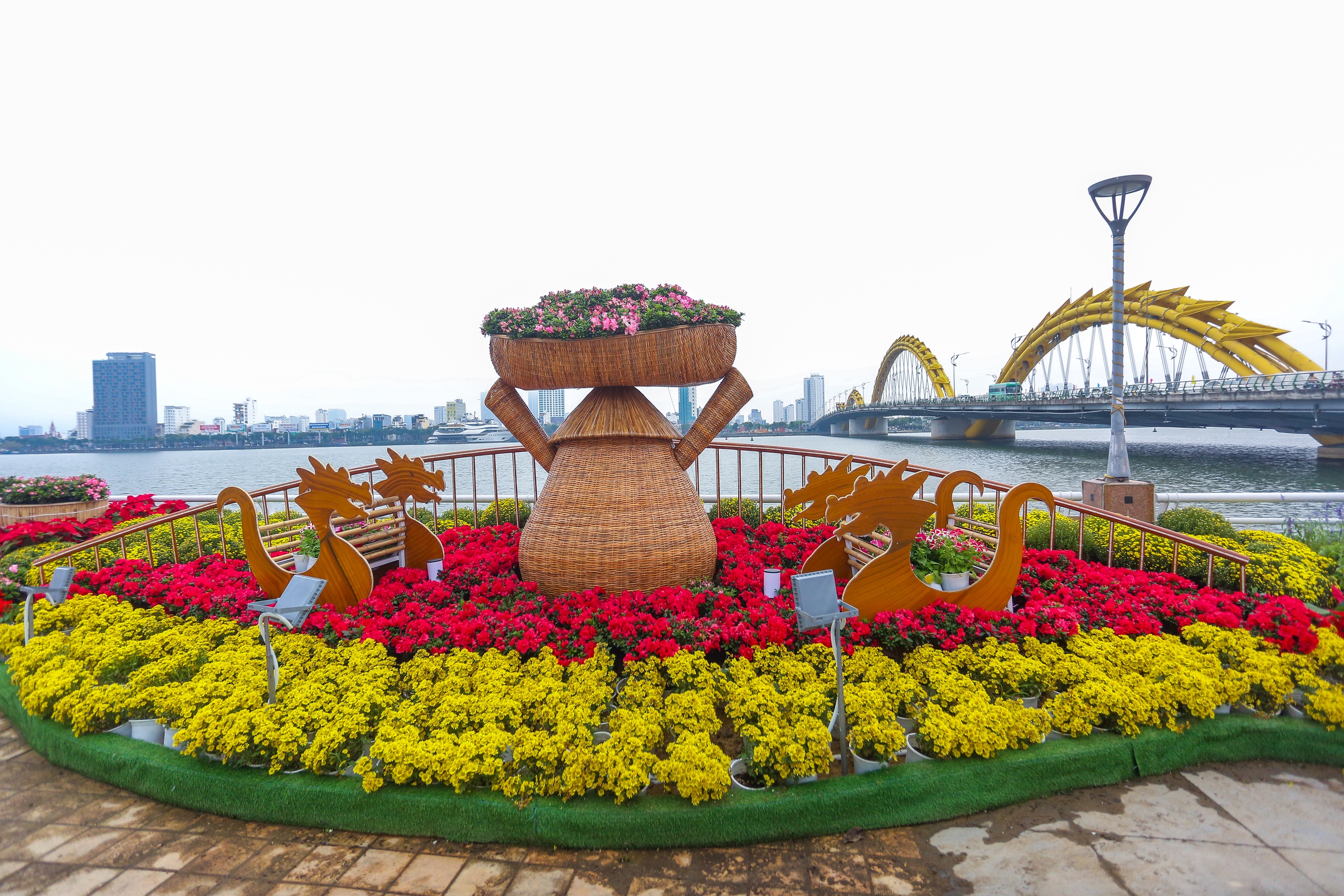 View - Du khách đổ xô đến chụp ảnh với dàn linh vật rồng đẹp sắc sảo tại đường hoa Tết Đà Nẵng