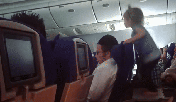 Video đứa trẻ khủng bố hành khách trên máy bay hút hàng triệu lượt xem, thái độ của bố mẹ đi cùng mới thực sự gây sốc - Ảnh 2.
