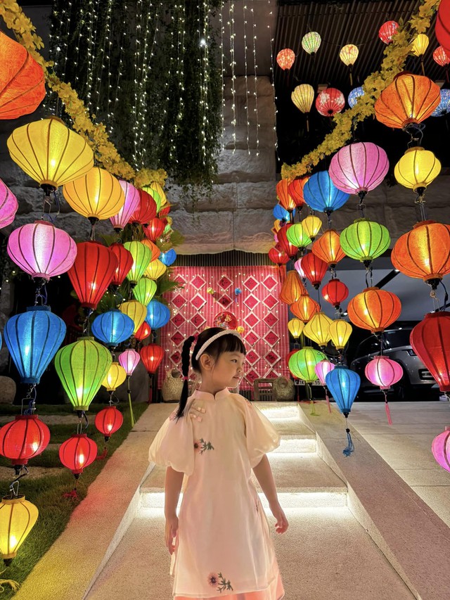 Siêu biệt thự của Cường Đô La những ngày cận Tết: được chính tay gia chủ thắp sáng bằng đèn lồng đủ màu sắc - Ảnh 2.