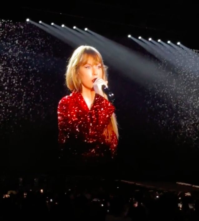 Rosé (BLACKPINK) hóa fangirl cuồng nhiệt, hát át luôn tiếng Taylor Swift tại concert Nhật Bản - Ảnh 4.