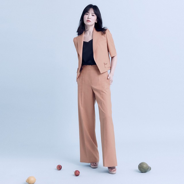 Mặc trang phục màu pastel trẻ trung và sang trọng như Song Hye Kyo với 9 công thức - Ảnh 8.