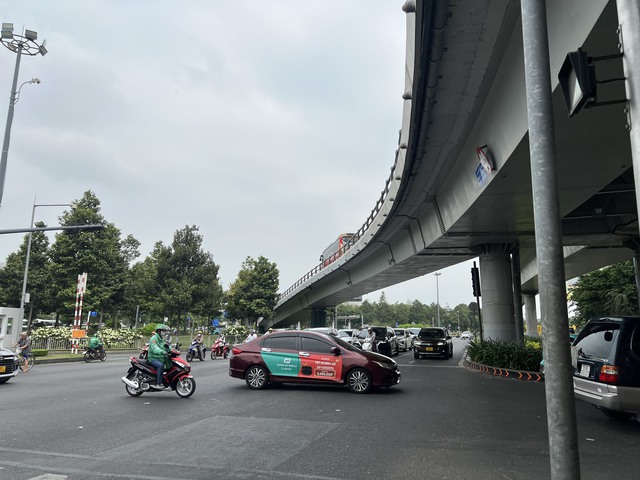 Khách nước ngoài bất ngờ trước hình ảnh các tuyến đường quanh sân bay Tân Sơn Nhất - Ảnh 5.