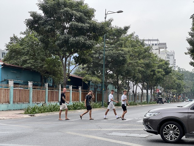 Khách nước ngoài bất ngờ trước hình ảnh các tuyến đường quanh sân bay Tân Sơn Nhất - Ảnh 3.
