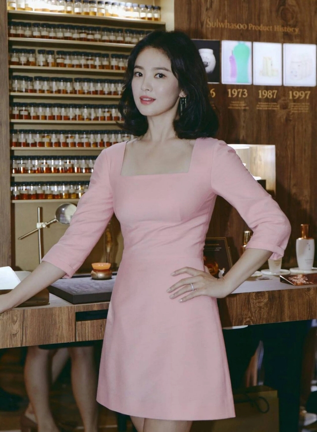 Mặc trang phục màu pastel trẻ trung và sang trọng như Song Hye Kyo với 9 công thức - Ảnh 5.