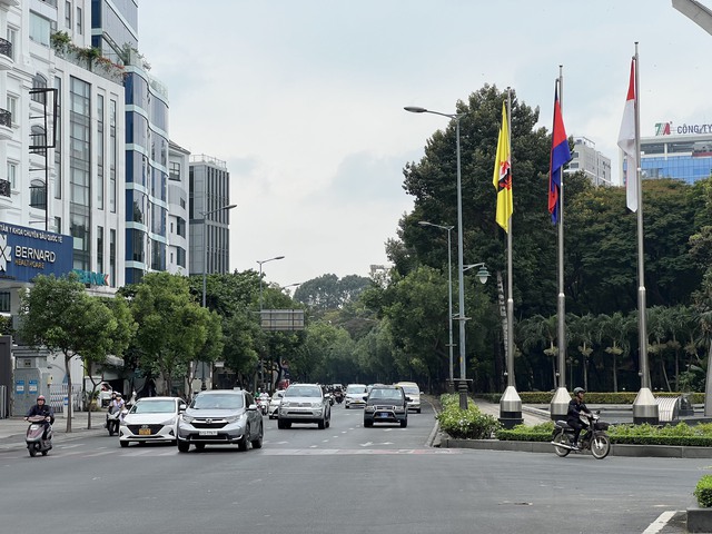 Khách nước ngoài bất ngờ trước hình ảnh các tuyến đường quanh sân bay Tân Sơn Nhất - Ảnh 2.