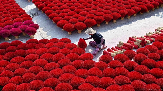 Làng hương Việt Nam nức tiếng trên đài truyền hình Đức: Sắc đỏ thêm thắm tình những ngày giáp Tết - Ảnh 1.