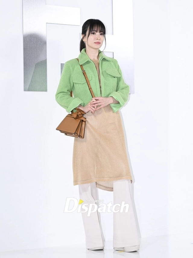 Mặc trang phục màu pastel trẻ trung và sang trọng như Song Hye Kyo với 9 công thức - Ảnh 4.