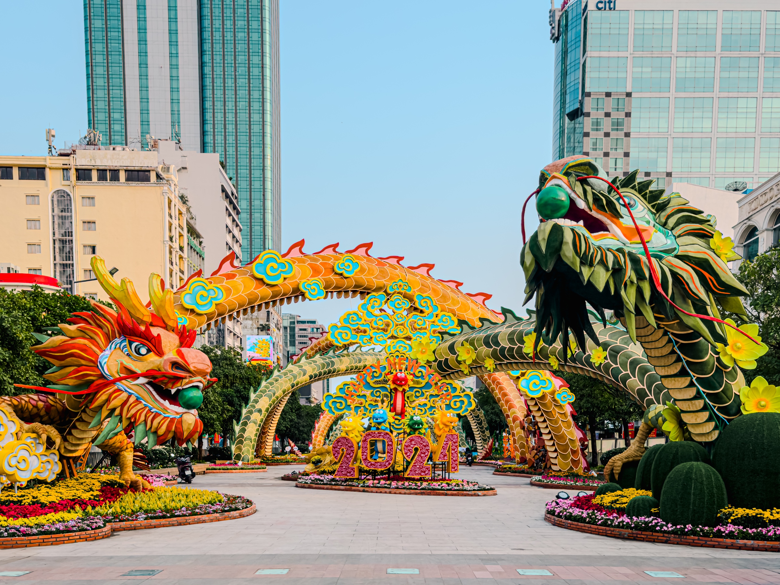 Tận mắt thấy rồng bay lượn trên đường hoa Nguyễn Huệ, ngầu không kém linh vật rồng khổng lồ dài 100m - Ảnh 1.