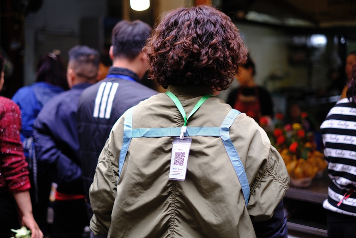 View - Người dân chi tiền triệu mua đồ cúng Tết ở "chợ nhà giàu", người bán đeo mã QR cho khách tiện thanh toán