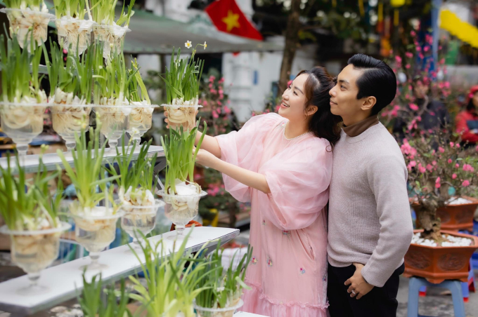 View - Khánh Thi - Phan Hiển khoe bộ ảnh đi chợ Tết cực tình, đã ba mặt con vẫn như vợ chồng son