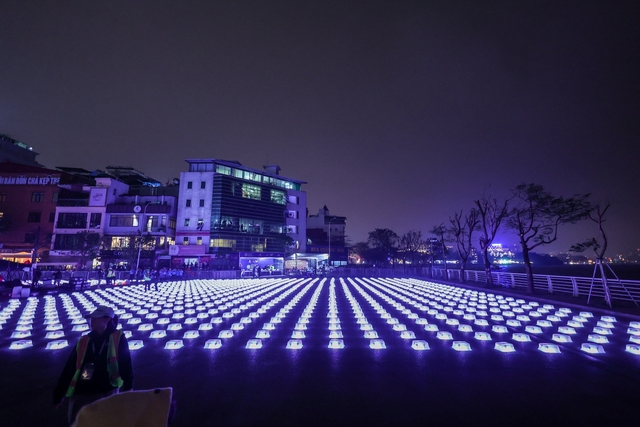 V&igrave; sao h&agrave;ng ngh&igrave;n drone c&oacute; thể vẽ h&igrave;nh &aacute;nh s&aacute;ng tr&ecirc;n bầu trời đ&ecirc;m H&agrave; Nội m&agrave; kh&ocirc;ng va chạm với nhau? - Ảnh 6.