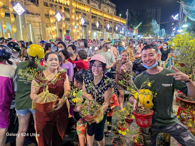 Rực rỡ sắc màu hoa xuân Trên bến, dưới thuyền ngày 30 Tết ở Sài Gòn qua ống kính Galaxy S24 Ultra - Ảnh 27.