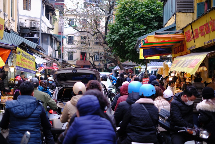 View - Người dân chi tiền triệu mua đồ cúng Tết ở "chợ nhà giàu", người bán đeo mã QR cho khách tiện thanh toán