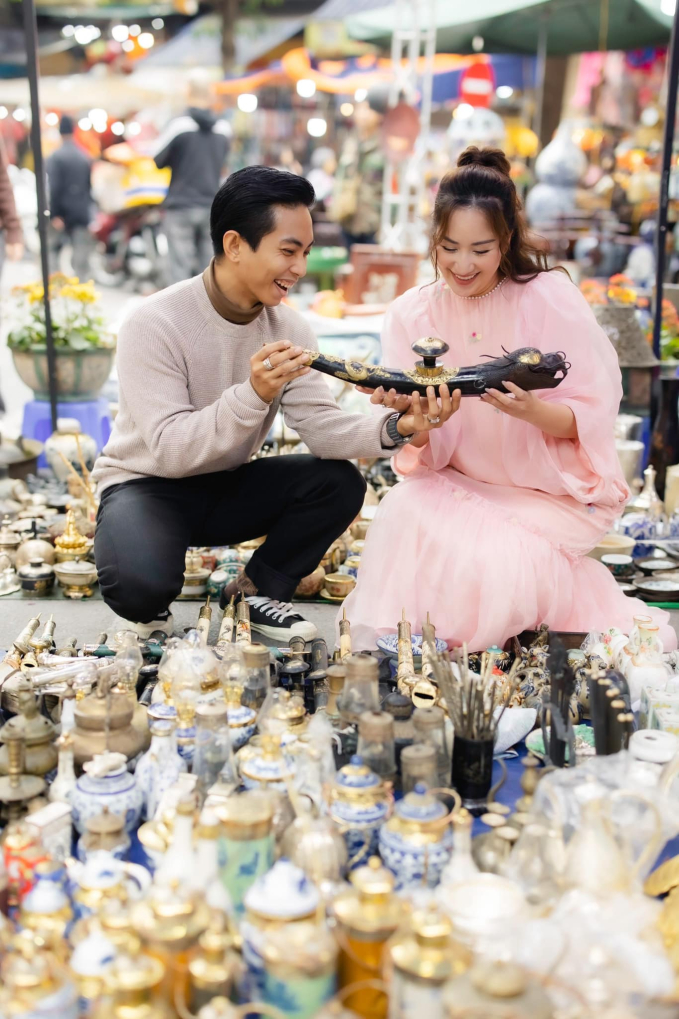 View - Khánh Thi - Phan Hiển khoe bộ ảnh đi chợ Tết cực tình, đã ba mặt con vẫn như vợ chồng son