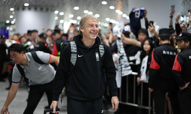 HLV Klinsmann bị NHM Hàn Quốc quây, ném vật thể lạ ở sân bay - Ảnh 1.