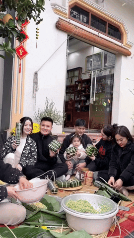 Hé lộ khoảnh khắc sum vầy của Chu Thanh Huyền với gia đình Quang Hải: Cùng gói bánh chưng, có mẹ chồng vẫn tình tứ thế này đây - Ảnh 1.