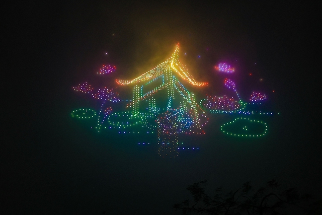 V&igrave; sao h&agrave;ng ngh&igrave;n drone c&oacute; thể vẽ h&igrave;nh &aacute;nh s&aacute;ng tr&ecirc;n bầu trời đ&ecirc;m H&agrave; Nội m&agrave; kh&ocirc;ng va chạm với nhau? - Ảnh 3.