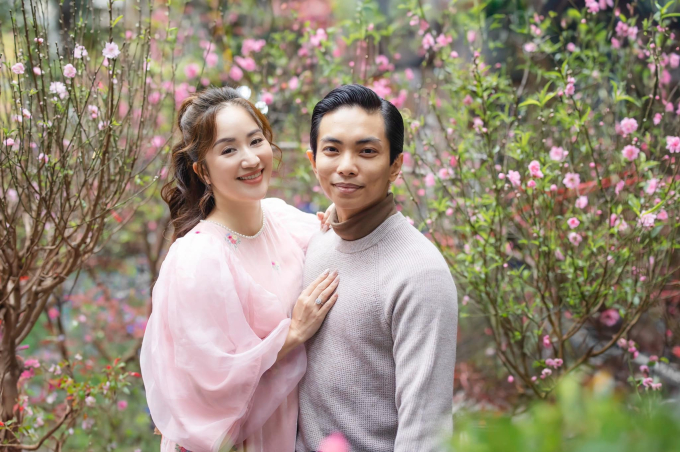 View - Khánh Thi - Phan Hiển khoe bộ ảnh đi chợ Tết cực tình, đã ba mặt con vẫn như vợ chồng son