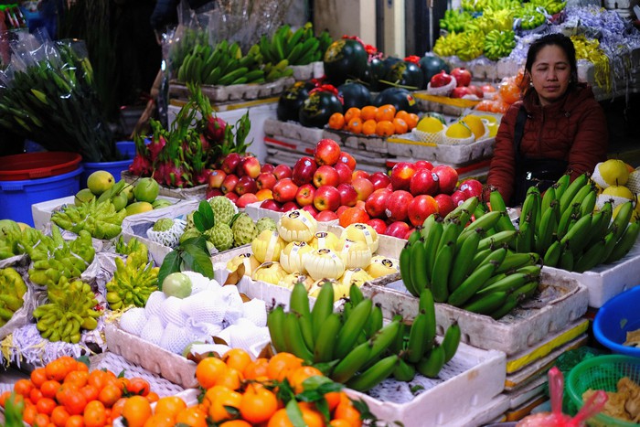 View - Người dân chi tiền triệu mua đồ cúng Tết ở "chợ nhà giàu", người bán đeo mã QR cho khách tiện thanh toán