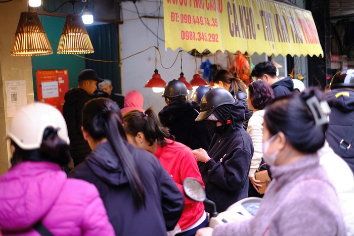 View - Người dân chi tiền triệu mua đồ cúng Tết ở "chợ nhà giàu", người bán đeo mã QR cho khách tiện thanh toán