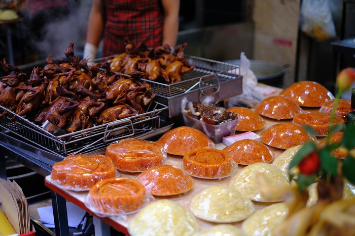 View - Người dân chi tiền triệu mua đồ cúng Tết ở "chợ nhà giàu", người bán đeo mã QR cho khách tiện thanh toán