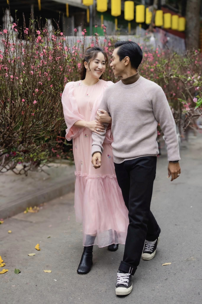 View - Khánh Thi - Phan Hiển khoe bộ ảnh đi chợ Tết cực tình, đã ba mặt con vẫn như vợ chồng son