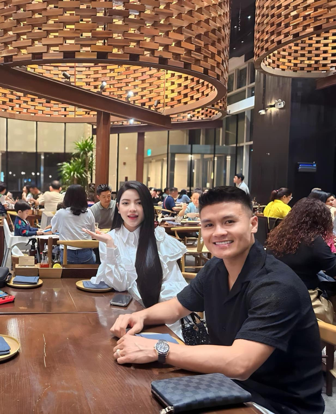 Lấy Quang Hải vừa nổi tiếng, gi&agrave;u, lại c&ograve;n c&oacute; ưu điểm n&agrave;y, bảo sao Chu Thanh Huyền n&oacute;i: &ldquo;Biết thế lấy chồng sớm hơn&rdquo; - Ảnh 2.