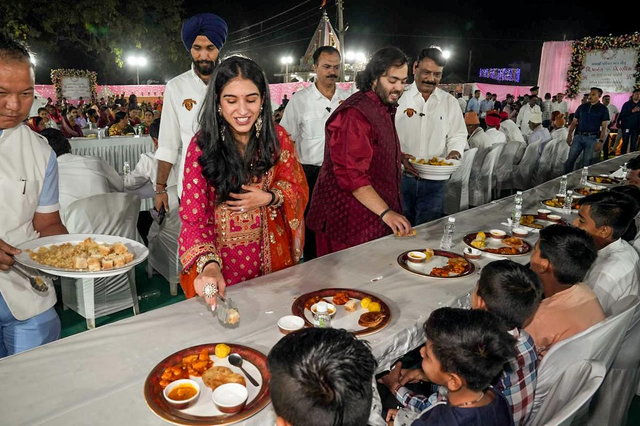 Có gì trong tiệc cưới xa hoa của con trai người giàu nhất Ấn Độ? - Ảnh 3.