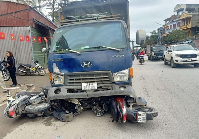 Hà Nội: Ô tô tải tông hàng loạt xe máy, một người tử vong - Ảnh 1.