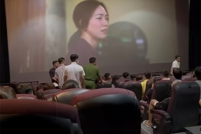 4 rạp chiếu bị phạt vì để học sinh xem phim 18+ Mai - Ảnh 1.