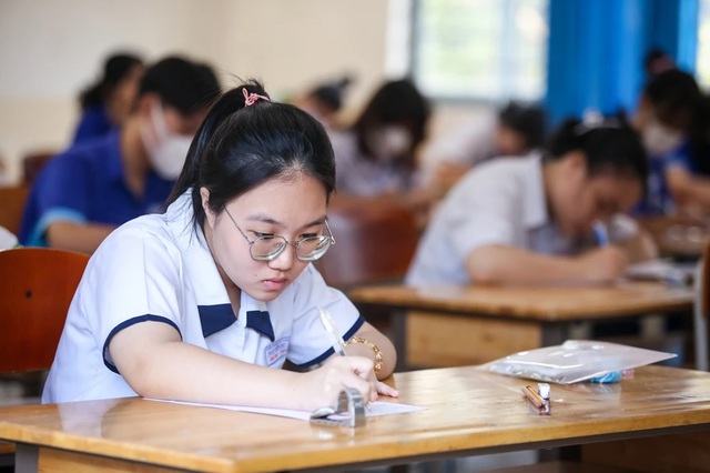 Lại thêm một vấn đề giáo dục khiến phụ huynh chia phe tranh cãi: Liệu đã thực sự công bằng với học sinh nghèo? - Ảnh 1.