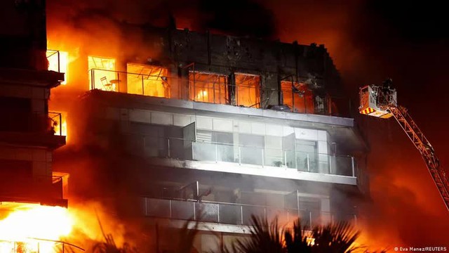 Hiện trường vụ hỏa hoạn nhấn chìm trung tâm mua sắm: Ít nhất 43 người chết, nhiều thi thể khó nhận dạng - Ảnh 1.