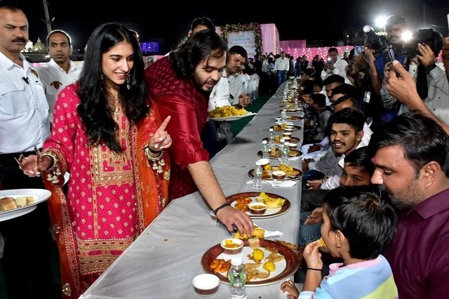 Có gì trong tiệc cưới xa hoa của con trai người giàu nhất Ấn Độ? - Ảnh 2.