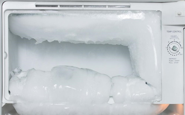 Tủ lạnh đóng lớp đá, tuyết dày có sao không? Vấn đề thường gặp nhưng không phải ai cũng biết cách xử lý - Ảnh 2.