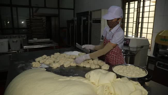Ở Quảng Ninh, ngoài than là đặc sản, người ta còn nhớ đến bánh mì mỏ! - Ảnh 1.