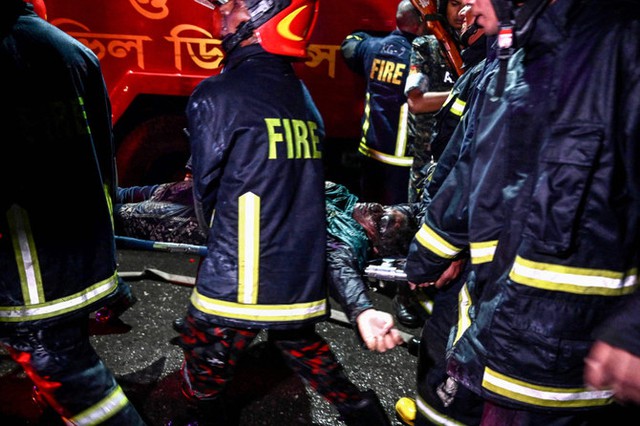 Hiện trường vụ hỏa hoạn nhấn chìm trung tâm mua sắm: Ít nhất 43 người chết, nhiều thi thể khó nhận dạng - Ảnh 7.