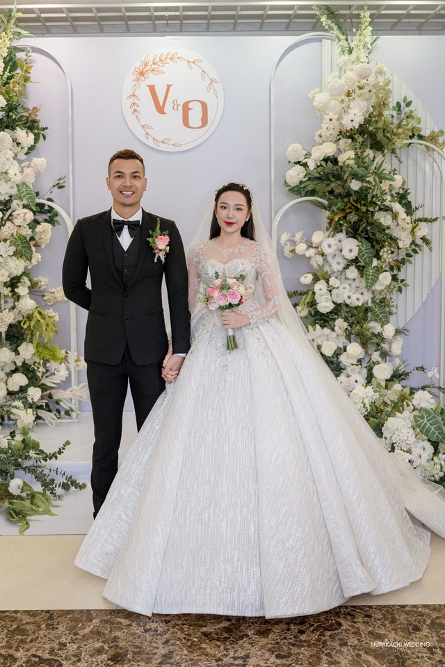 Lễ cưới diễn viên Kim Oanh: Nhã Phương - Lê Giang và dàn sao đổ bộ, cô dâu diện váy cưới 600 triệu - Ảnh 27.