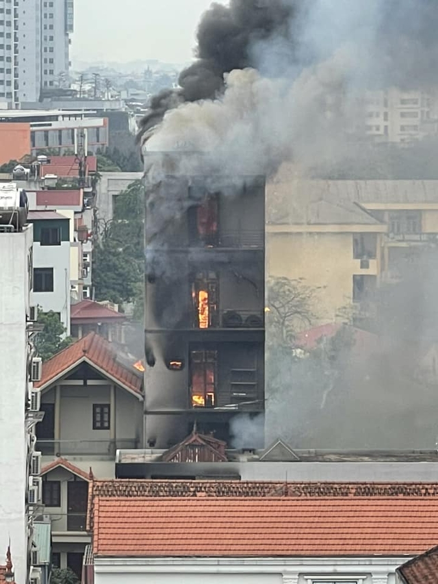 Ch&aacute;y lớn tại cơ sở dịch vụ tiệc cưới rồi lan sang nh&agrave; d&acirc;n ở phố Y&ecirc;n Sở - Ảnh 3.