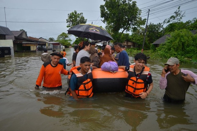 Indonesia: Mưa lớn gây lũ lụt, 26 người chết và mất tích - Ảnh 3.