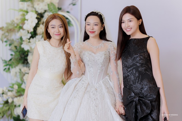Lễ cưới diễn viên Kim Oanh: Nhã Phương - Lê Giang và dàn sao đổ bộ, cô dâu diện váy cưới 600 triệu - Ảnh 18.