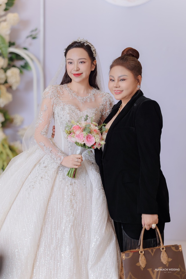 Lễ cưới diễn viên Kim Oanh: Nhã Phương - Lê Giang và dàn sao đổ bộ, cô dâu diện váy cưới 600 triệu - Ảnh 17.
