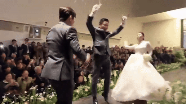 Hôn lễ cặp diễn viên đình đám: Cô dâu chú rể quẩy tung chảo, Ha Ji Won - Lee Hyori dẫn đầu dàn sao - Ảnh 4.